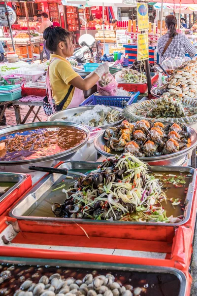 Bangkok Thaiföld Szeptember 2018 Egy Szolgál Ügyfél Egy Tenger Gyümölcseivel — Stock Fotó