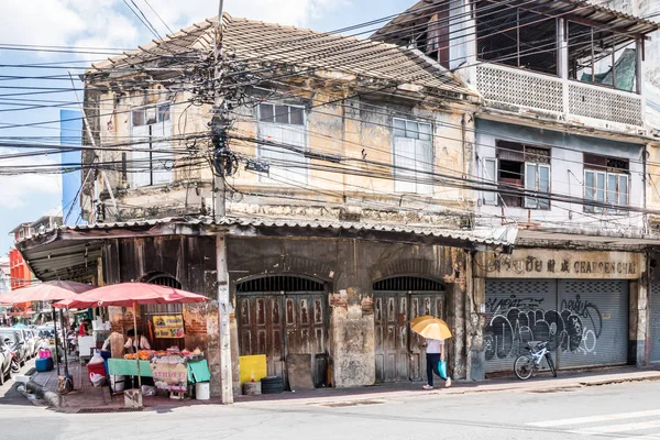 Bangkok Tajlandia Września 2018 Kobieta Parasolem Mija Opuszczonych Sklepów Chinatown — Zdjęcie stockowe