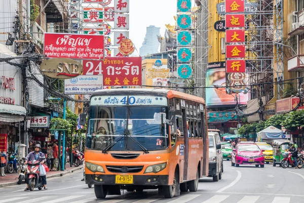 2018 日タイ バンコク ヤワラー通り上のトラフィック これは中華街を主要な道 — ストック写真