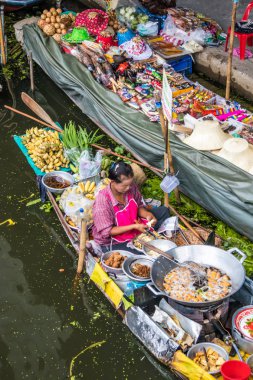 Damnoen Saduak, Tayland - 8 Ekim 2018: tekne yüzen Market satıcılar. Piyasada bir çok poular turistik yer.
