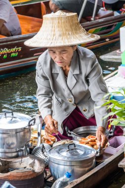 Damnoen Saduak, Tayland - 8 Ekim 2018: tekne yüzen Market satıcılar. Piyasada bir çok poular turistik yer.
