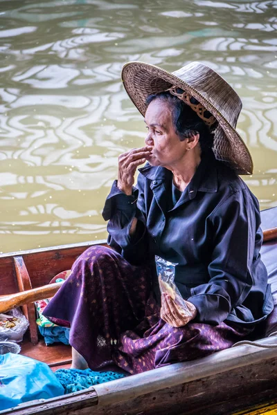 Damnoen Saduak Thailand Oktober 2018 Nachdenklicher Verkäufer Schwimmenden Markt Der — Stockfoto