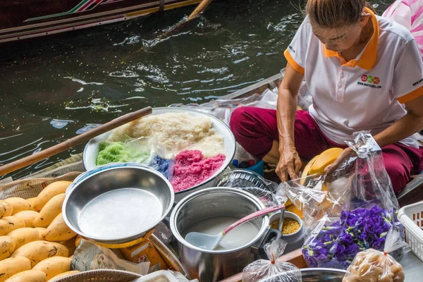 Damnoen Saduak Tailândia Outubro 2018 Vendedor Barco Fazendo Arroz Pegajoso — Fotografia de Stock