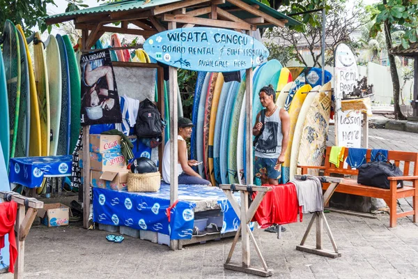 Canggu, Bali - 28 Mayıs 2017: iki kişi surfboard Kiralama durak söz. Sörfçü ile çok popüler bir alandır.