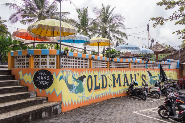Canggu, Bali - 28 Mayıs 2017: eski Mans bar ve restaurant, bar ile genç Avustralya sörfçü popüler.
