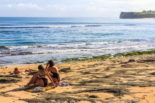 Bali Indonesien Maj 2017 Tjejer Sola Bingin Beach Stranden Mainy — Stockfoto