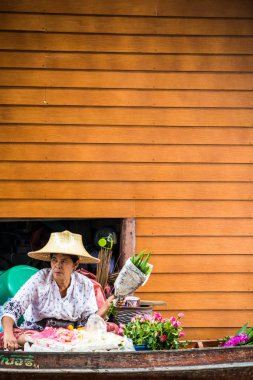 Damnoen Saduak, Tayland - 8 Ekim 2018: kadın çiçek satıcıda yüzen pazarı. Piyasada bir çok poular turistik yer.