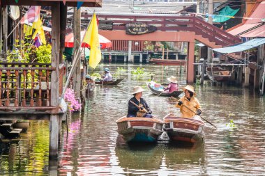 Damnoen Saduak, Tayland - 8 Ekim 2018: tekne yüzen Market satıcılar. Piyasada bir çok poular turistik yer.