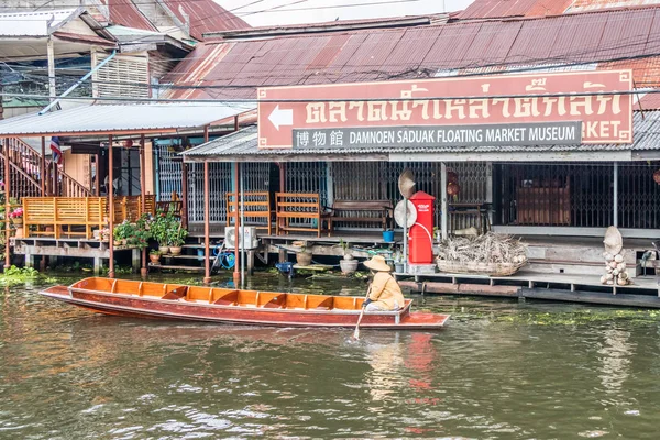 Damnoen Saduak Thaiföld Október 2018 Hajó Megy Úszó Piac Múzeum — Stock Fotó