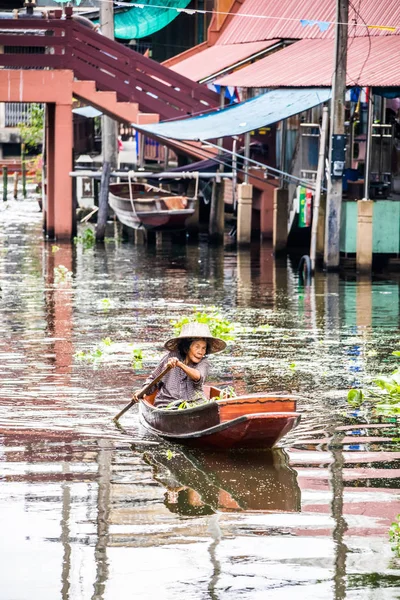 Damnoen Saduak Thaïlande Octobre 2018 Une Femme Pagaie Long Canal — Photo