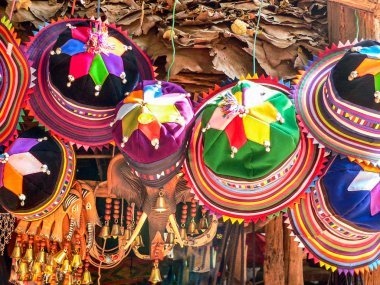 Chiang Mai, Tayland - 19 Şubat 2005: tepe kabile şapkalar Satılık kapattı. Bağış veya Satınalmalar ziyaretçilerden gelen köylüler bekliyoruz,