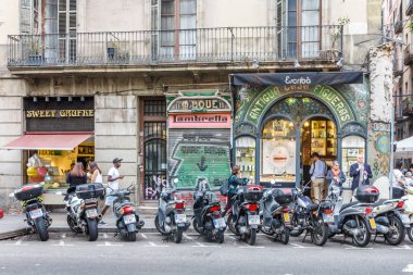 Dükkan Las Ramblas üzerinde motosiklet dışarıda.