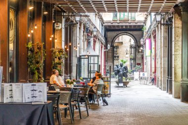 Barcelona, İspanya - 4 Ekim 2017: bir restoranda bir avlu içinde kahve içme insanlar kapalı La Rambla. Sokağın alışveriş bölgesine yayalara çok ünlüdür.