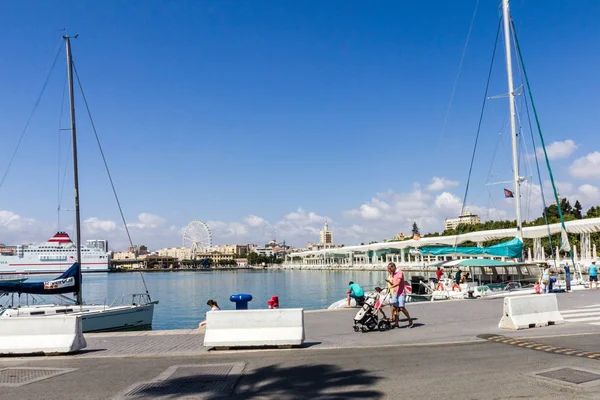 Malaga Spania August 2015 Folk Som Går Forbi Malaga Marina – stockfoto