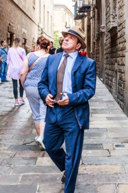 Barcelona, İspanya - 4 Ekim 2017: eski binalar Gothic Mahallesi'nin hayran zarif giyimli adam. Şehrin bu bölgesinde turist akın.