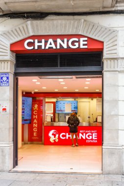 Barcelona, İspanya - 4 Ekim 2017: bir kadın bir değişiklik dükkanında bir işlem gerçekleştirir. Bu dükkanlar Rootkitler kötü oranları vermek.