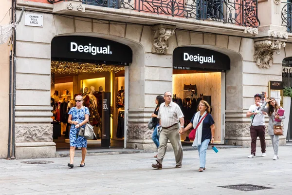 Barcelona Spanien Oktober 2017 Människor Som Gick Förbi Desigual Butiken — Stockfoto