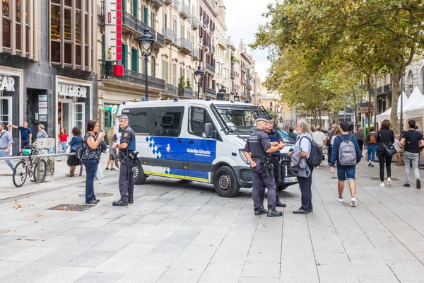 Barcelona, İspanya - 4 Ekim 2017: bir polis arabası yayalara terör saldırılarına karşı korur. Otoriteler büyük şehirlerde yüksek alarma.