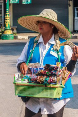 Hatıra Eşyası satan kadın satıcı