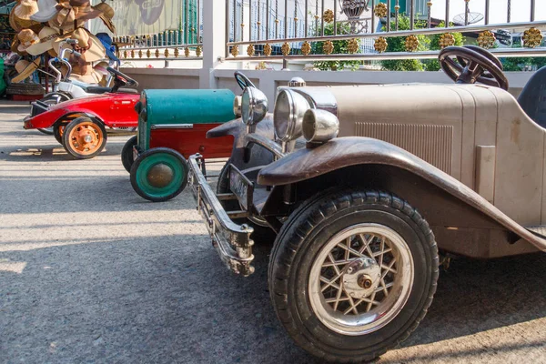 Reihe von antiken Tretautos — Stockfoto