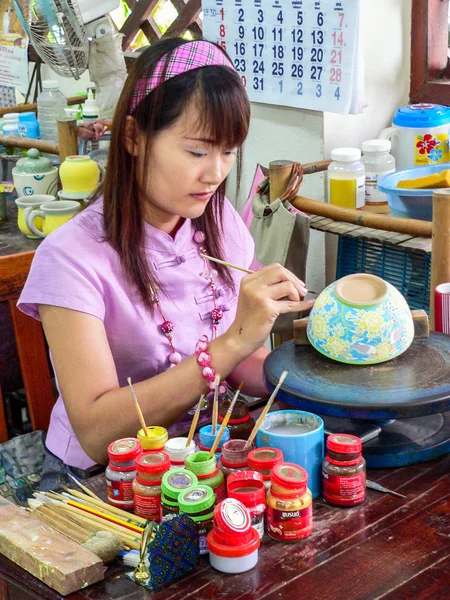 チェンマイ 2005 セラミックスの知られている女性の手絵画陶器のワーク ショップに — ストック写真
