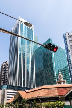 Kırmızı Dur çapraz sokak ve Robinson yol kavşağında ışık. Merkezi iş bölgesi, Singapore