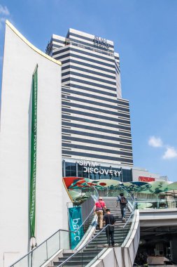 Bangkok, Tayland - 4 Ekim 2018: Siam keşif alışveriş merkezi için önde gelen merdiven. Alışveriş birçok Siam kare alanda biridir.