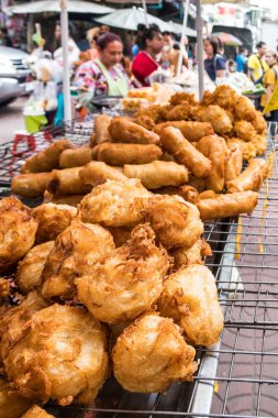 Bangkok, Tayland - 6 Ekim 2018: bir sokak satıcısı durak Fried Gıda. Hala şehirde birçok mobil sokak satıcıları vardır.