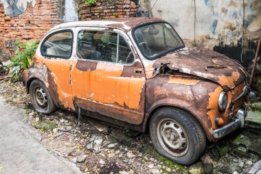 Bangkok, Tayland - 6 Ekim 2018: eski, terk edilmiş araba Çin mahallesini Talad Noi alanında. Bu şehrin en eski bölgelerinden biri