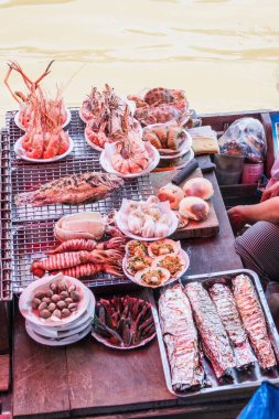 Izgara deniz ürünleri satışa Amphawa Yüzen Pazarı, Tayland