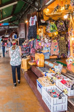 Amphawa, Tayland - 7 Ekim 2018: nehir kenarında alışveriş turistler. Yüzen bir pazarı her hafta sonu düzenlenen.