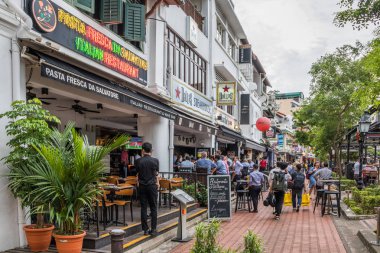 Singapur - 14 Aralık 2018: insanlar üzerinde Boat Quay barlarda içki. Sokağın turist ve gurbetçilerin ile popüler.