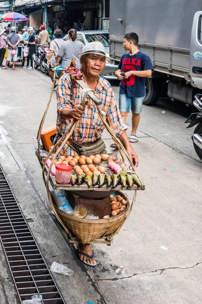 Bangkok Tayland Ekim 2018 Yumurta Satan Bir Sokak Satıcısı Sokakta — Stok fotoğraf