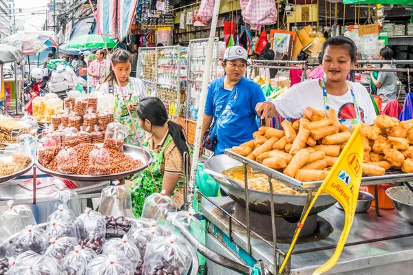 Bangkok Tailandia Octubre 2018 Vendedores Ambulantes Que Venden Varios Alimentos — Foto de Stock