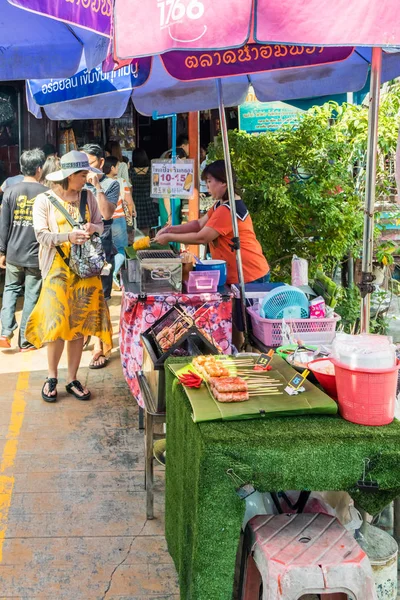 Amphawa Tayland Ekim 2018 Nehir Kenarında Alışveriş Turistler Yüzen Bir — Stok fotoğraf