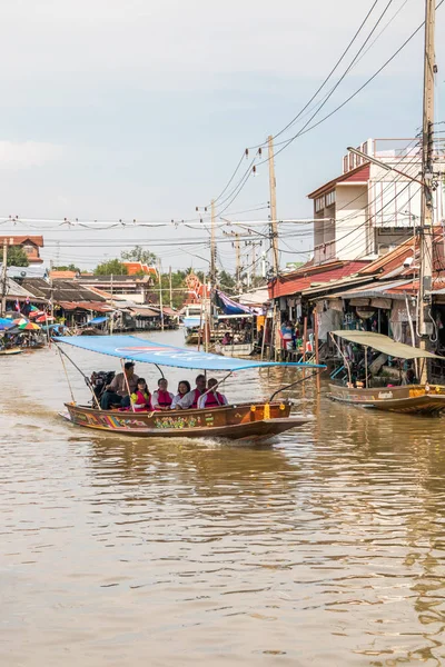 Amphawa Thailand Oktober 2018 Ein Ausflugsboot Mit Chinesischen Touristen Fährt — Stockfoto