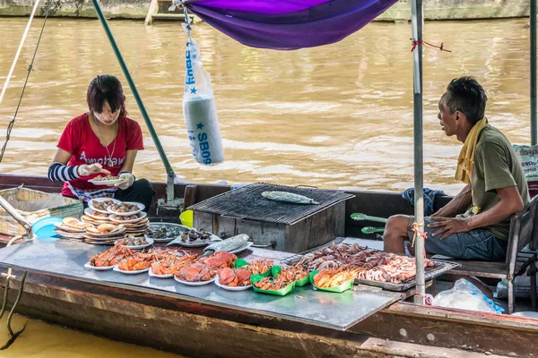 Amphawa Thailand Oktober 2018 Grillen Und Meeresfrüchte Von Einem Boot — Stockfoto