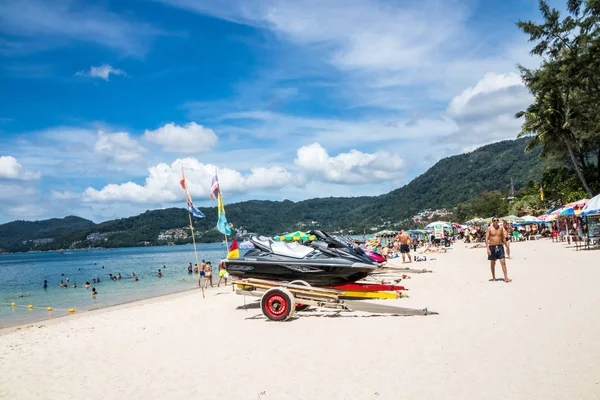 2018 タイのプーケット Jetskis とパトン ビーチの観光客 これは 島で最も人気のあるリゾート — ストック写真