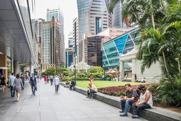 Singapur - 21 Aralık 2018: Raffles yerde insanlar. Bahçe iş bölgesinin merkezindedir.