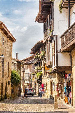 Santillana, İspanya - 8 Temmuz 2018: sokakta yürüyen turist. Şehrin birçok tarihi bina vardır.