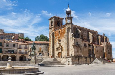 Francisco Pizzaro heykeli at ve Roma Katolik Kilisesi San Martin, Trujillo, İspanya