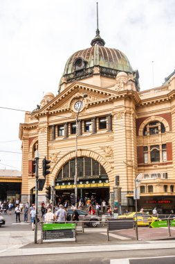Melbourne, Avustralya - 21 Şubat 2018: Flinders Street Tren İstasyonu. 1910 yılında açıldı.