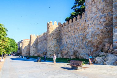 Avila, İspanya - 2 Temmuz 2018: Ortaçağ şehir surları yürüyüş insanlar. Bir dünya mirası alanı şehirdir.