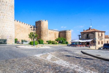 Avila, İspanya - 2 Temmuz 2018: Restoran Las Murallas Asados Ortaçağ şehir duvarlarının dışında. Bir dünya mirası alanı şehirdir.