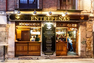 Leon, İspanya - 5 Temmuz 2018: Bar / Restoran th eski şehirde. Leon tapas barlar için ünlüdür.