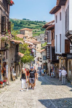 Santillana, İspanya - 7 Temmuz 2018: sokakta yürüyen turist. Şehrin birçok tarihi bina vardır.