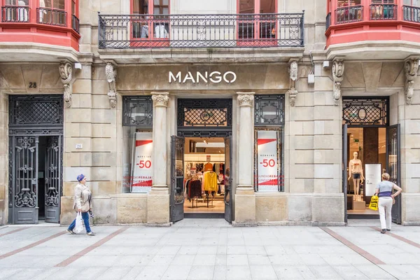 Gijón España Julio 2018 Compradores Paseando Por Tienda Mango Calle — Foto de Stock