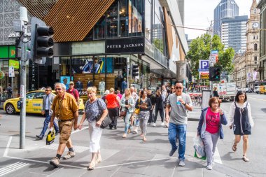 Melbourne, Avustralya - 21 Şubat 2018: pelican geçişi kullanarak bir caddeden karşıya insanlar. Çoğu sokakları yaya geçitleri var.