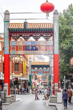 Melbourne, Avustralya - 21 Şubat 2018: Paifang veya ağ geçidi Chinatown için. Batı dünyasında en uzun sürekli yerleşim yeridir.