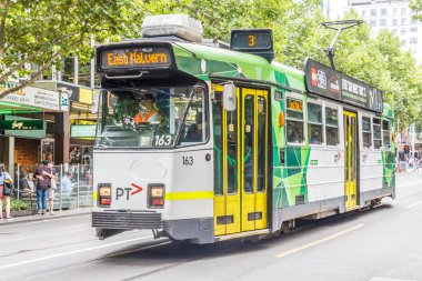 Melbourne, Avustralya - 21 Şubat 2018: modern elektrikli tramvay. Şehir merkezine tramvay iyi bir ağa sahiptir.